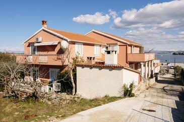 Objekt Preko, Ugljan, Objekt 14985 - Apartmaji v bližini morja s prodnato plažo.