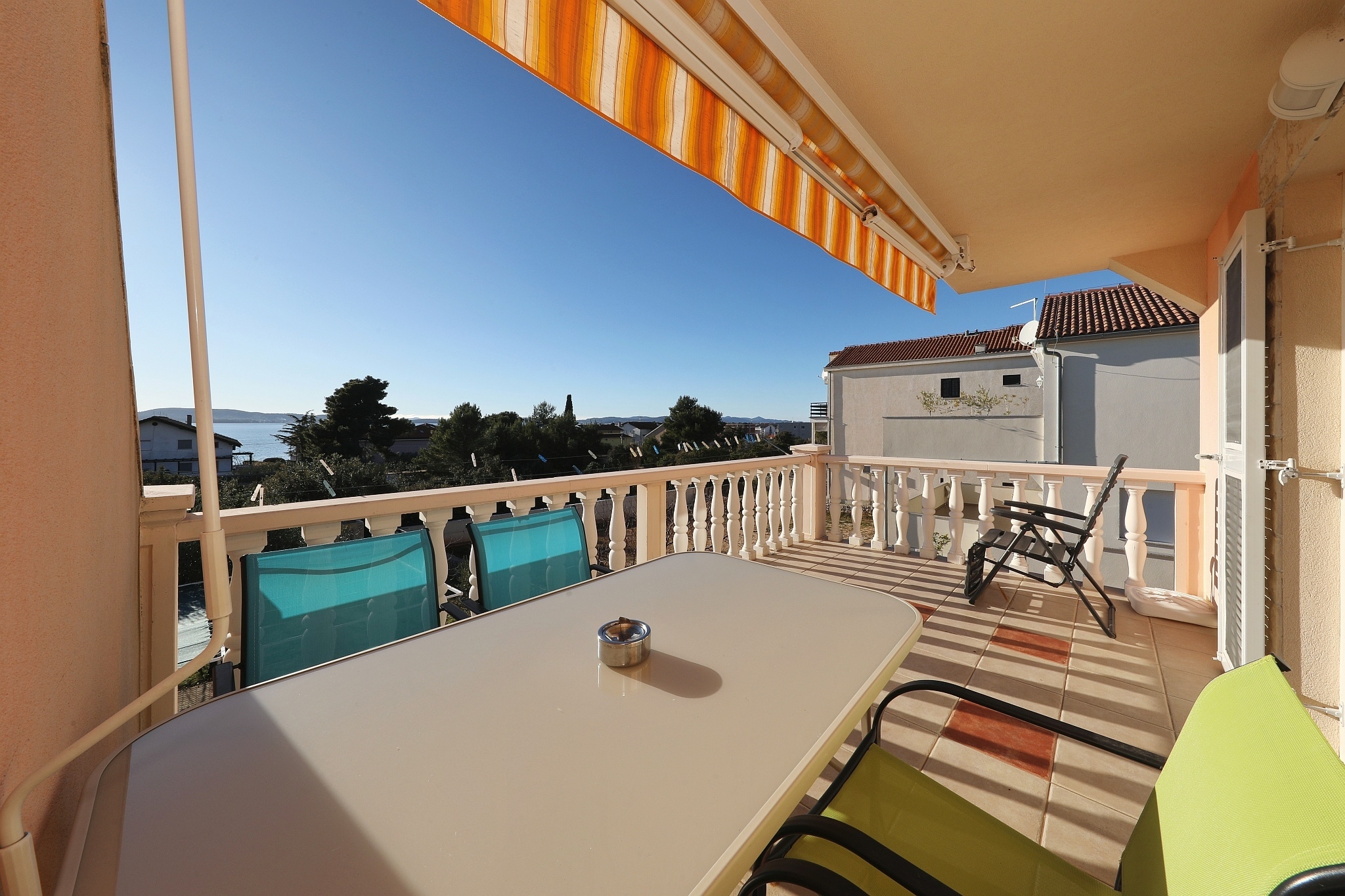 One bedroom apartment with terrace and sea view Sukošan, Zadar  A-b