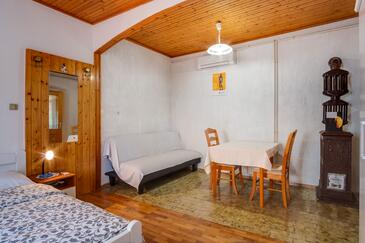 Mali Lošinj, Sala de estar in the studio-apartment, air condition available, (pet friendly) y WiFi.