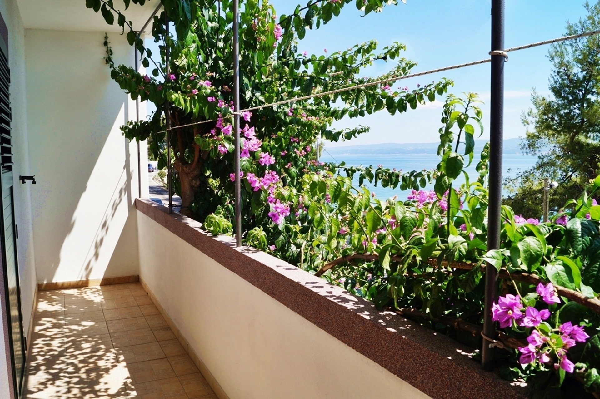 Two bedroom apartment near beach Krilo Jesenice, Omiš  A-b