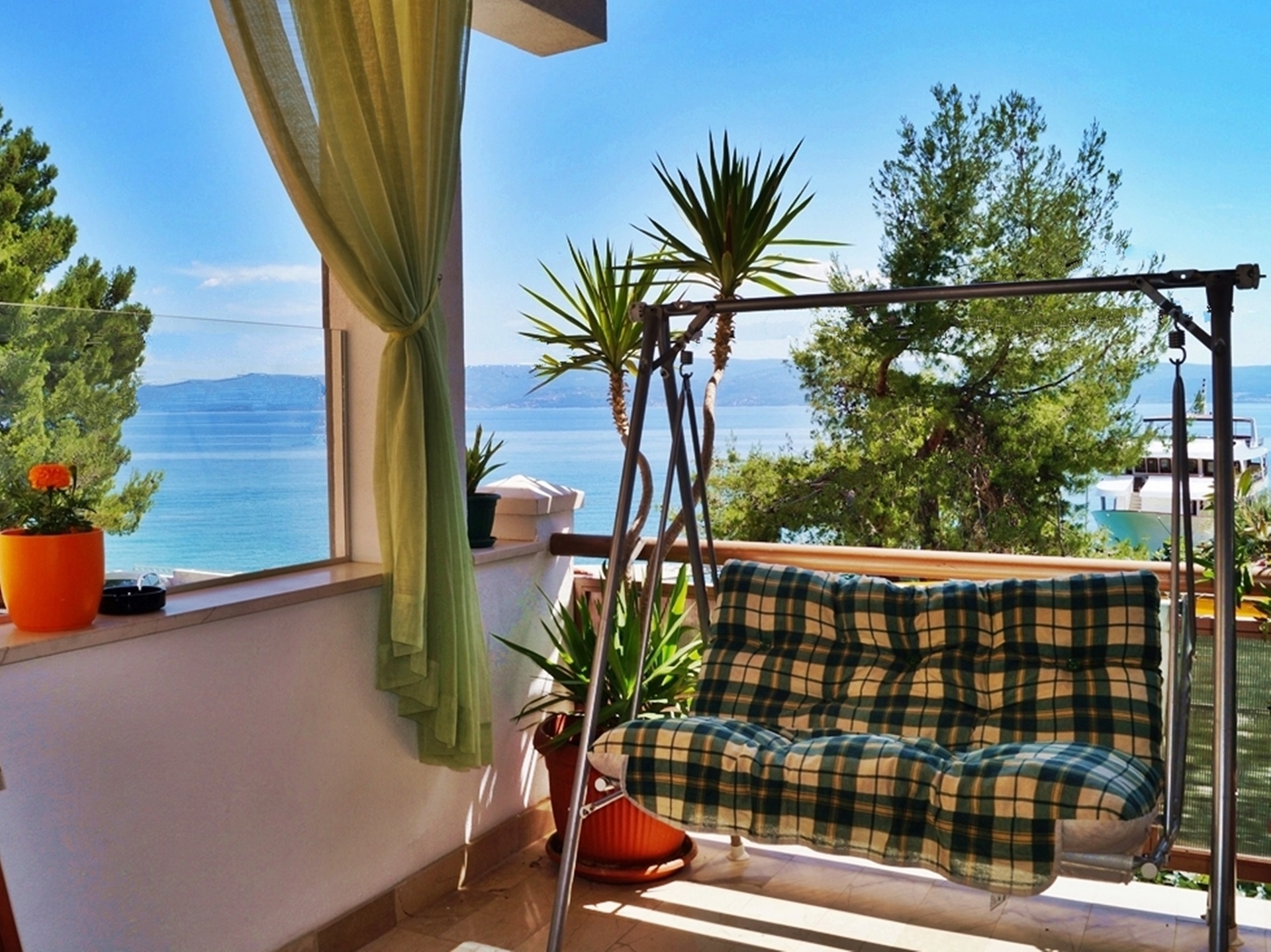 Two bedroom apartment near beach Krilo Jesenice, Omiš  A-b
