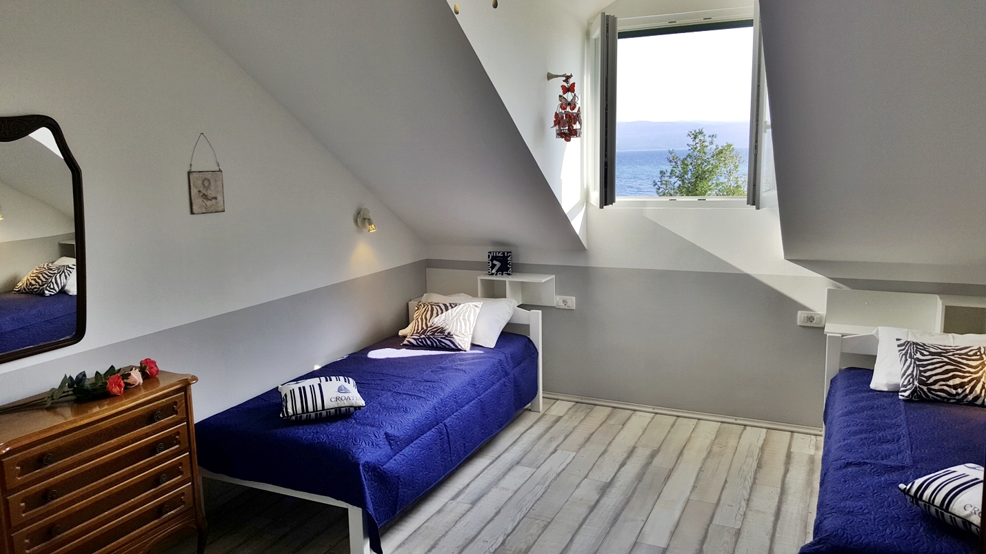 Two bedroom apartment near beach Krilo Jesenice, Omiš  A-c