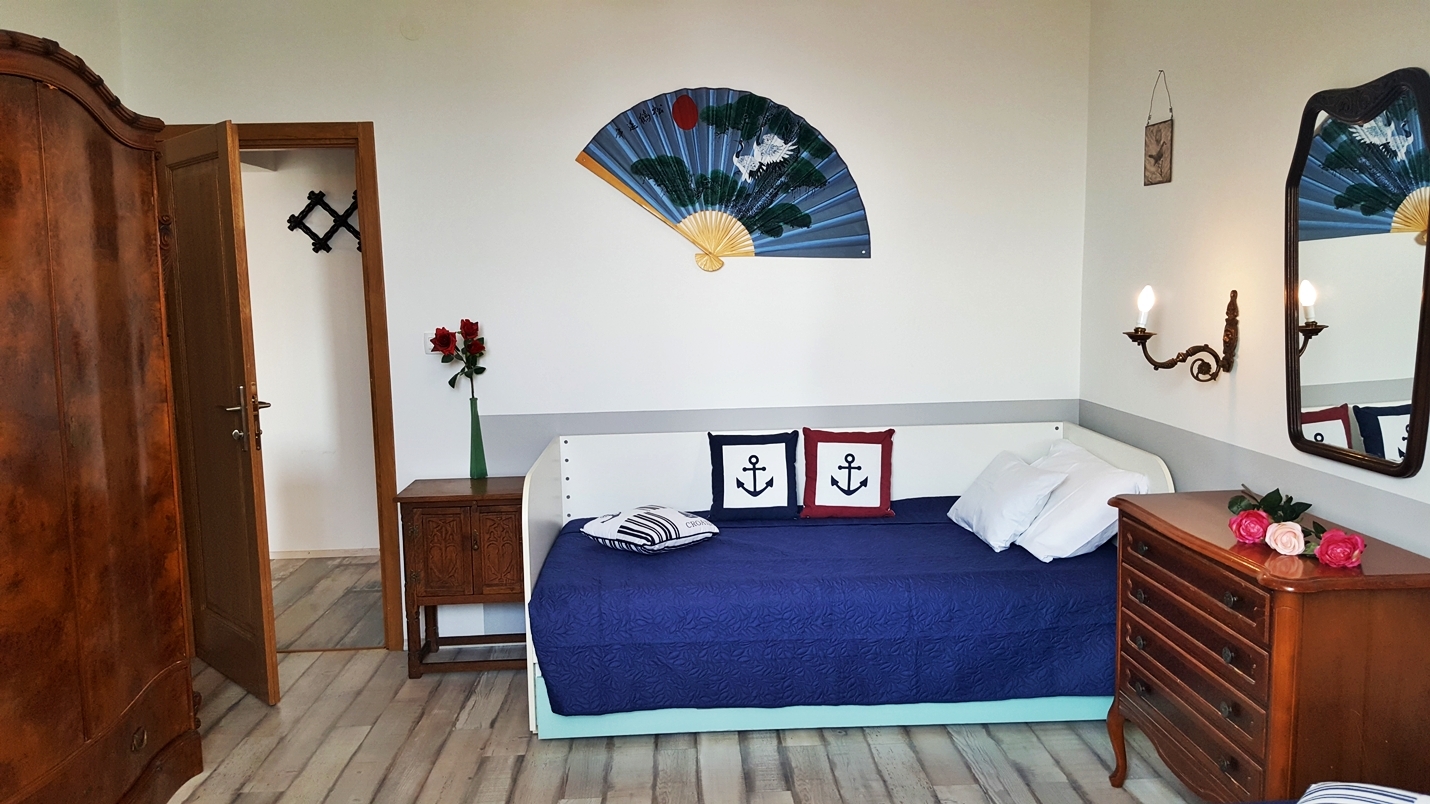 Two bedroom apartment near beach Krilo Jesenice, Omiš  A-c