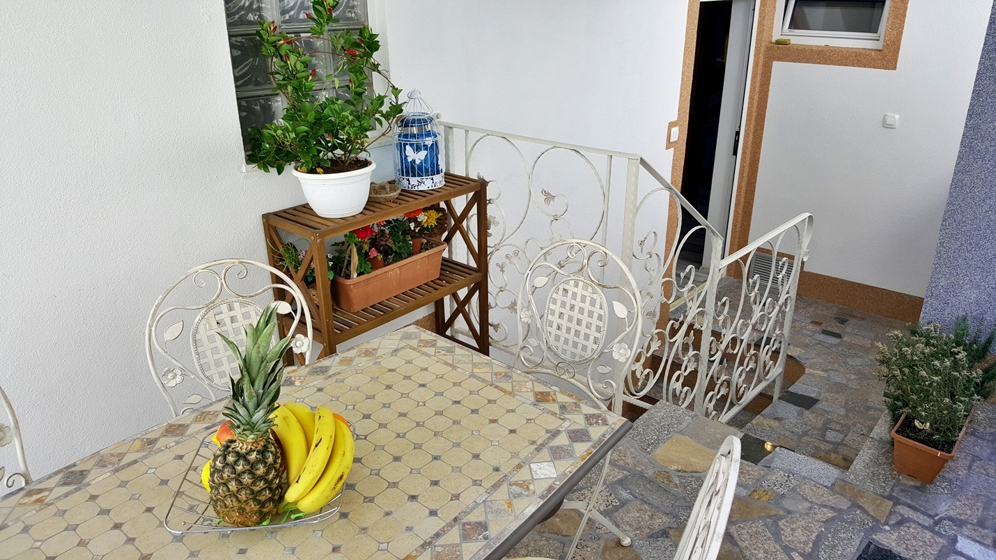 Two bedroom apartment near beach Krilo Jesenice, Omiš  A-c