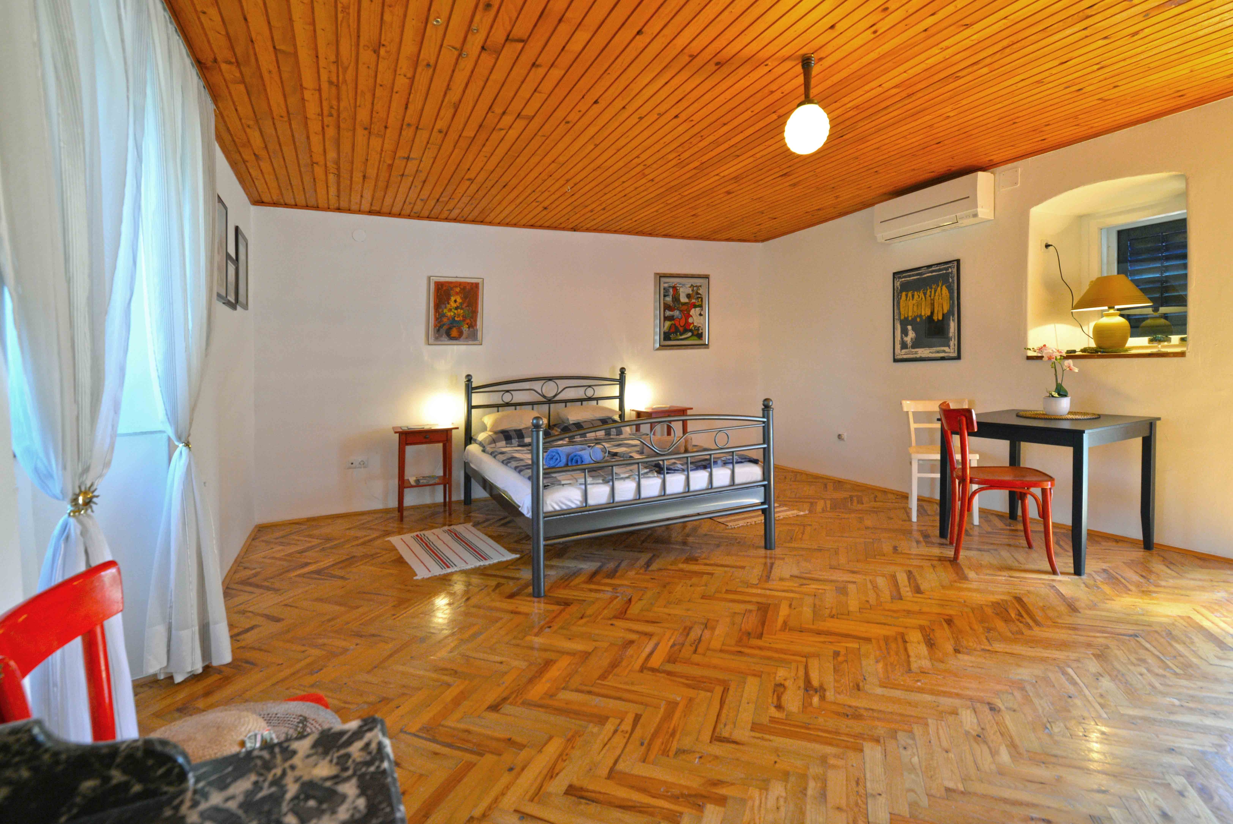 Two bedroom house with terrace Murter  K