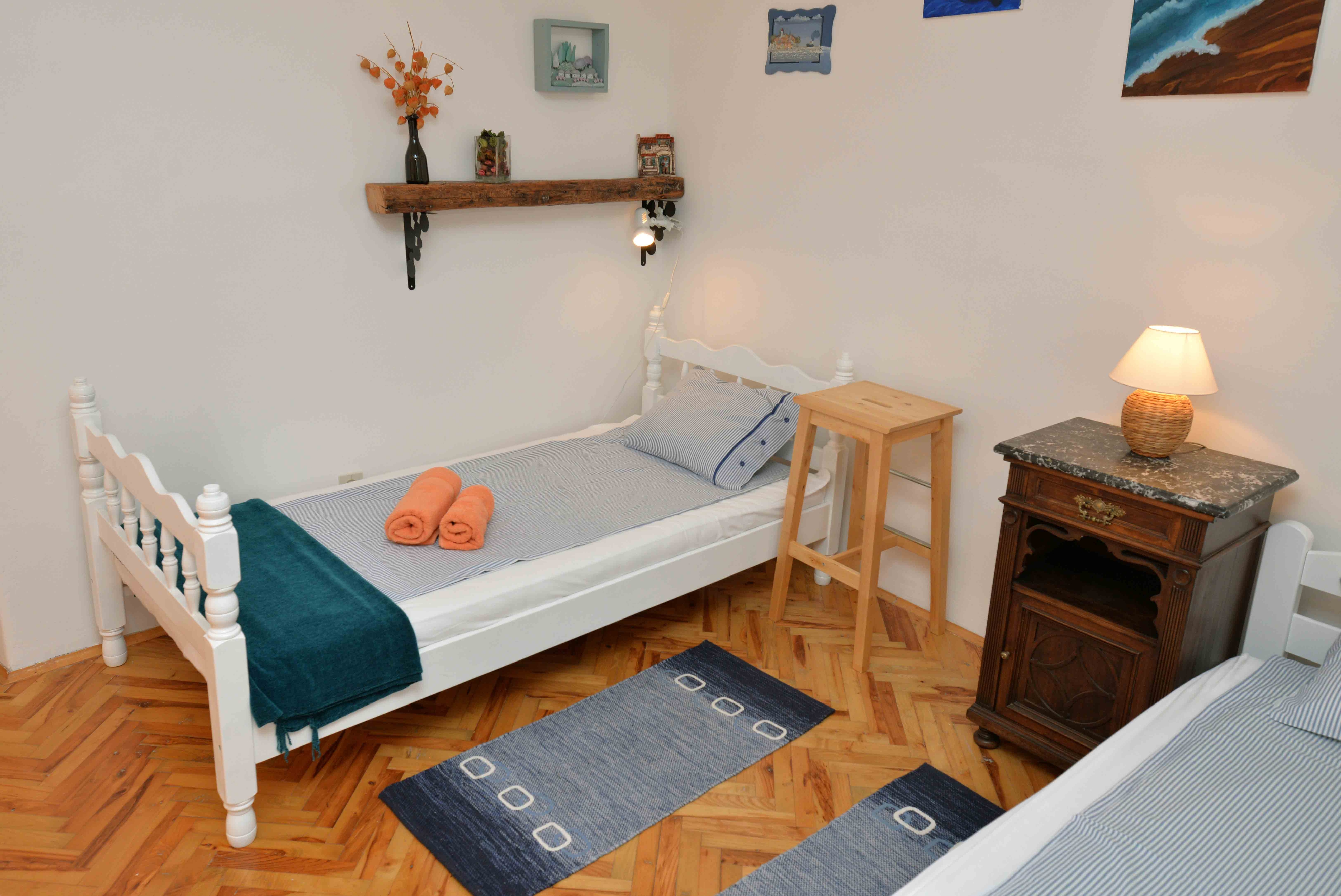 Two bedroom house with terrace Murter  K