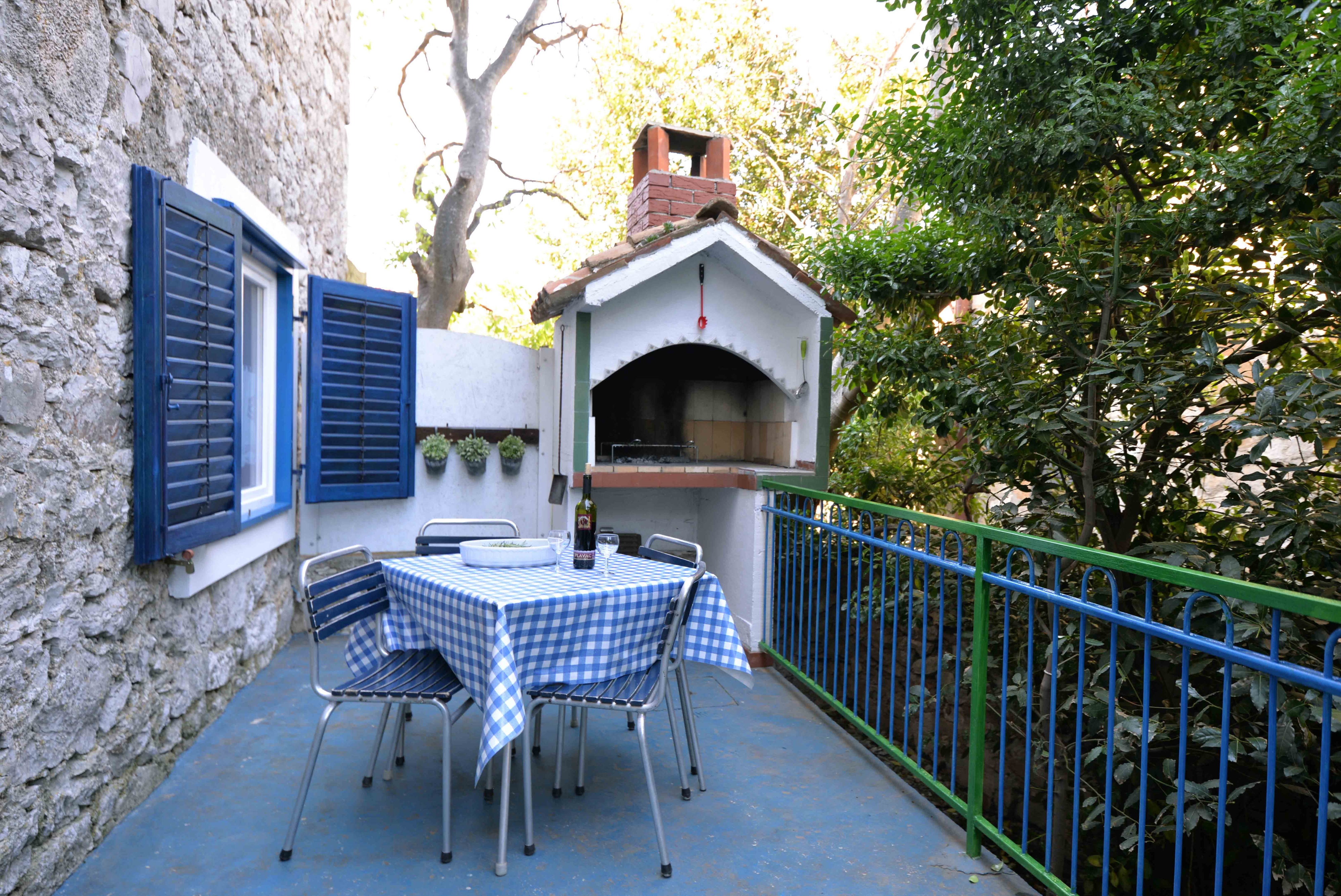 Two bedroom house with terrace Murter  K
