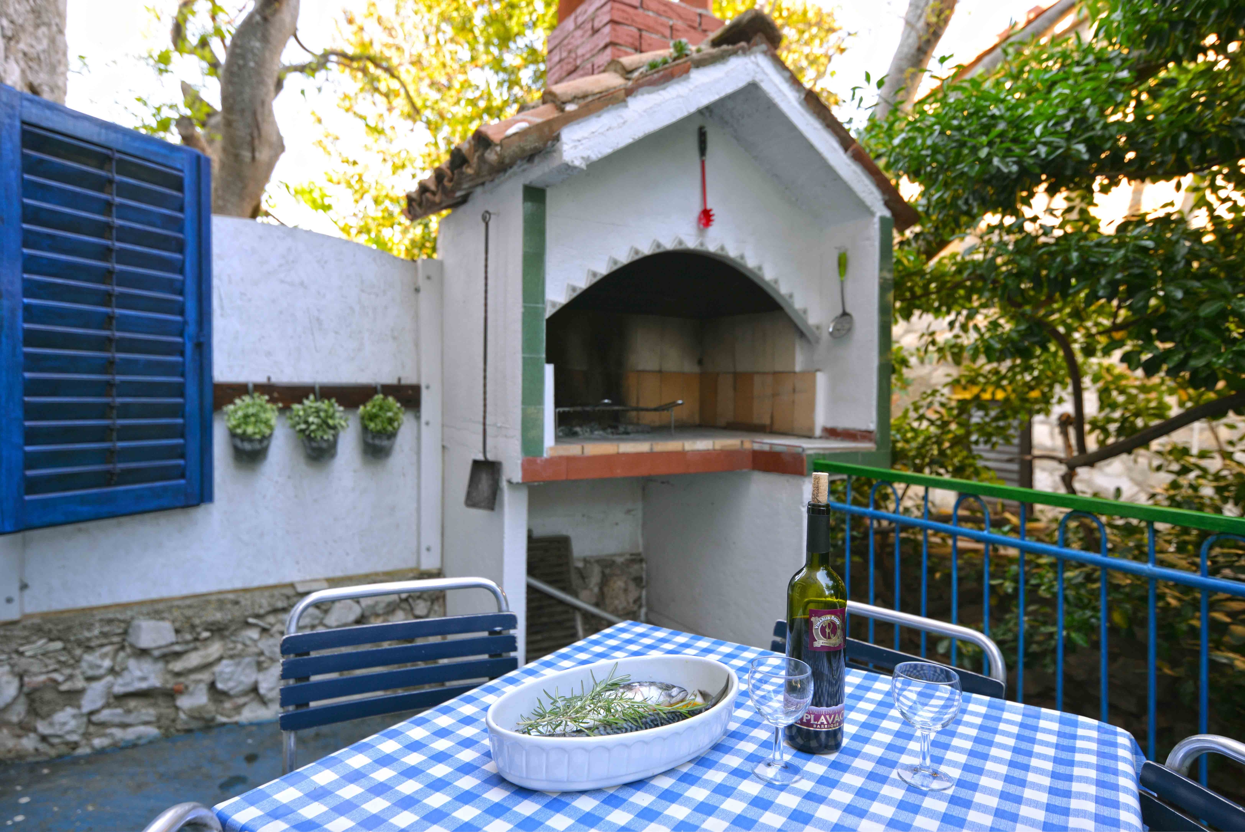 Two bedroom house with terrace Murter  K