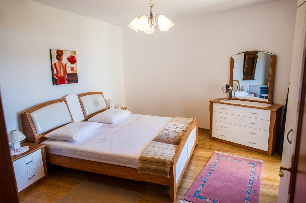 Comfortable and spacious house with terrace and sea view Rogoznica  K