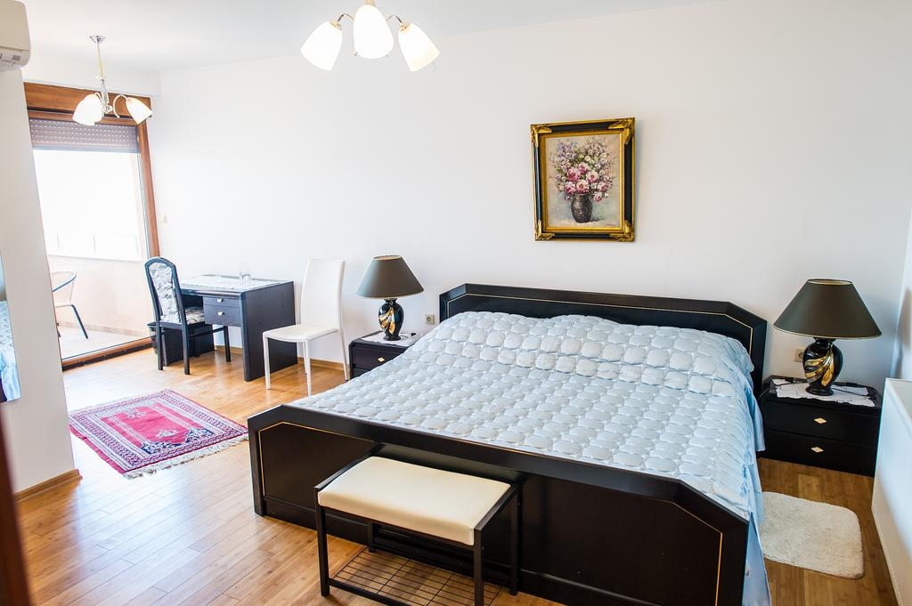 Comfortable and spacious house with terrace and sea view Rogoznica  K