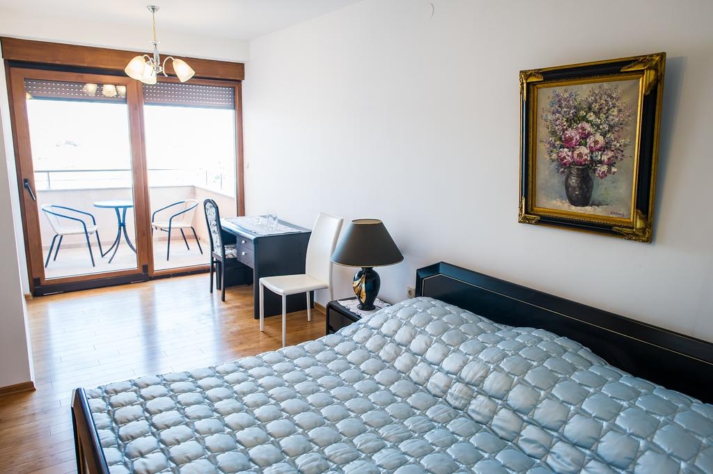Comfortable and spacious house with terrace and sea view Rogoznica  K