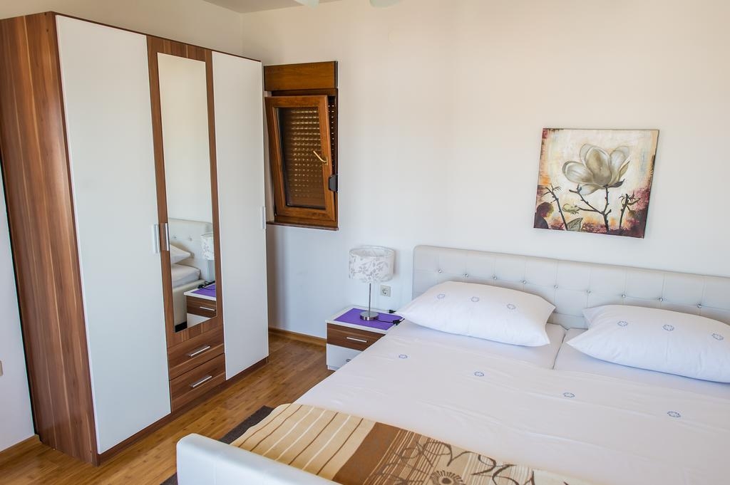 Comfortable and spacious house with terrace and sea view Rogoznica  K