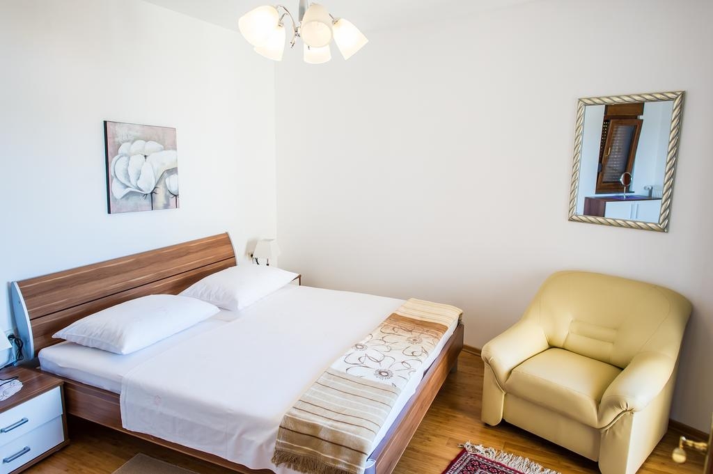Comfortable and spacious house with terrace and sea view Rogoznica  K
