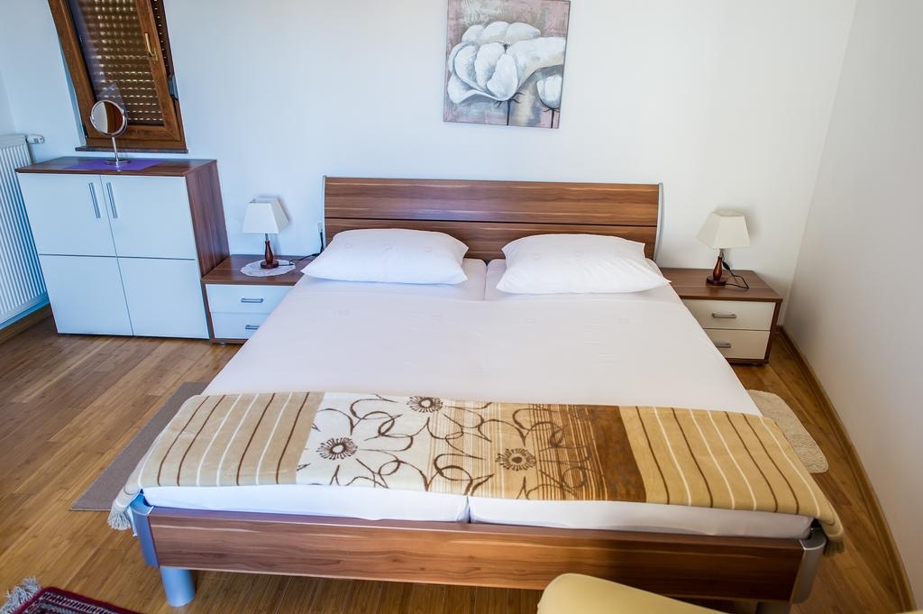 Comfortable and spacious house with terrace and sea view Rogoznica  K