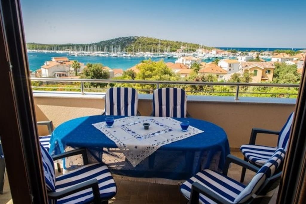 Comfortable and spacious house with terrace and sea view Rogoznica  K