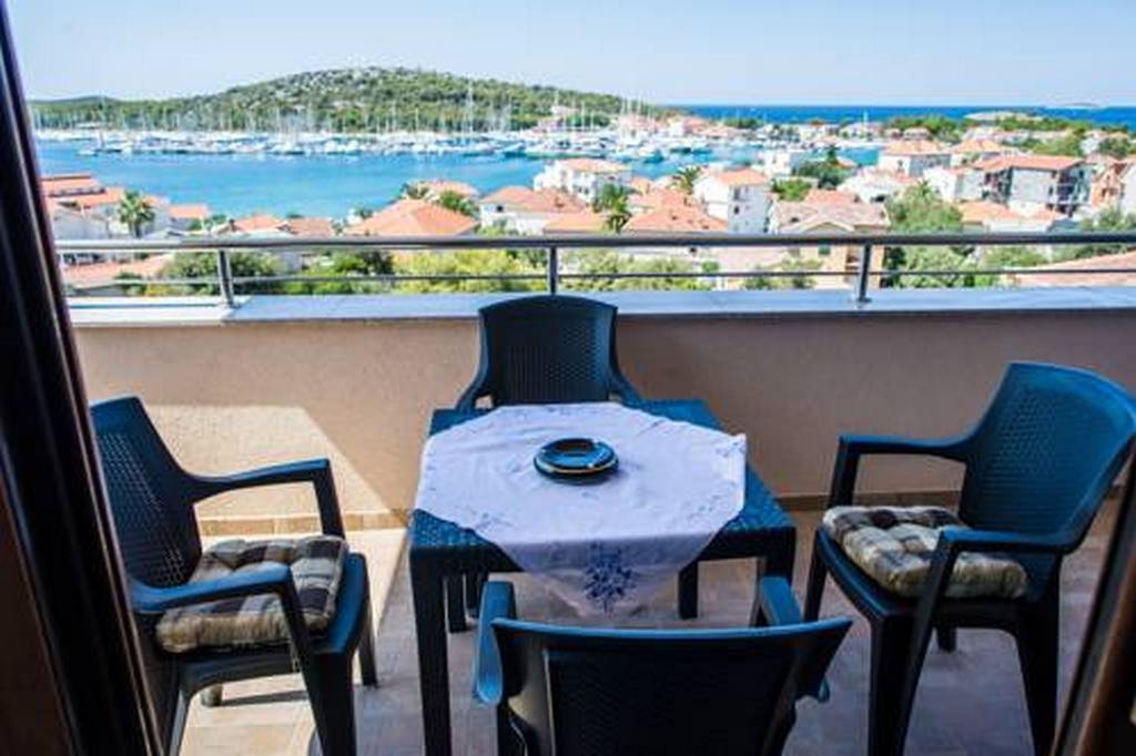 Comfortable and spacious house with terrace and sea view Rogoznica  K
