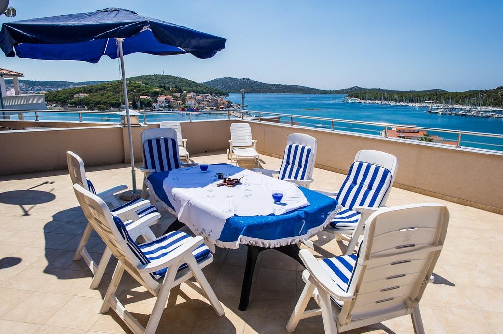 Comfortable and spacious house with terrace and sea view Rogoznica  K