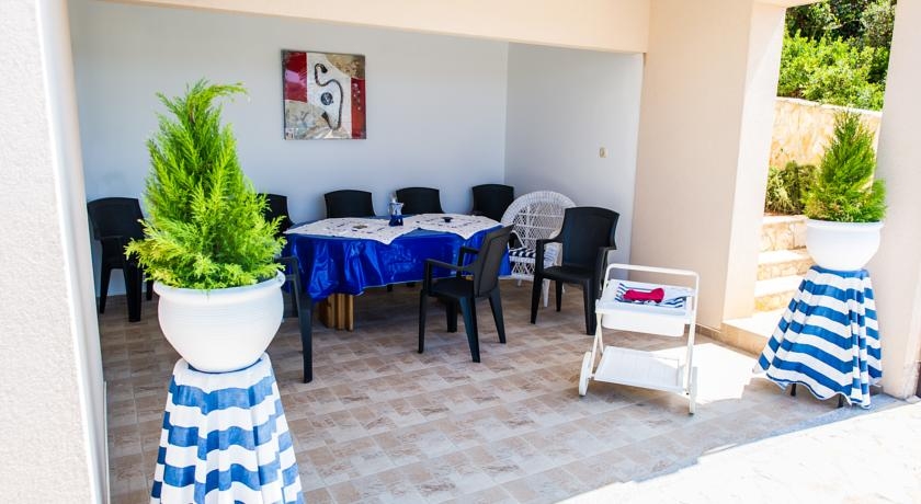 Comfortable and spacious house with terrace and sea view Rogoznica  K