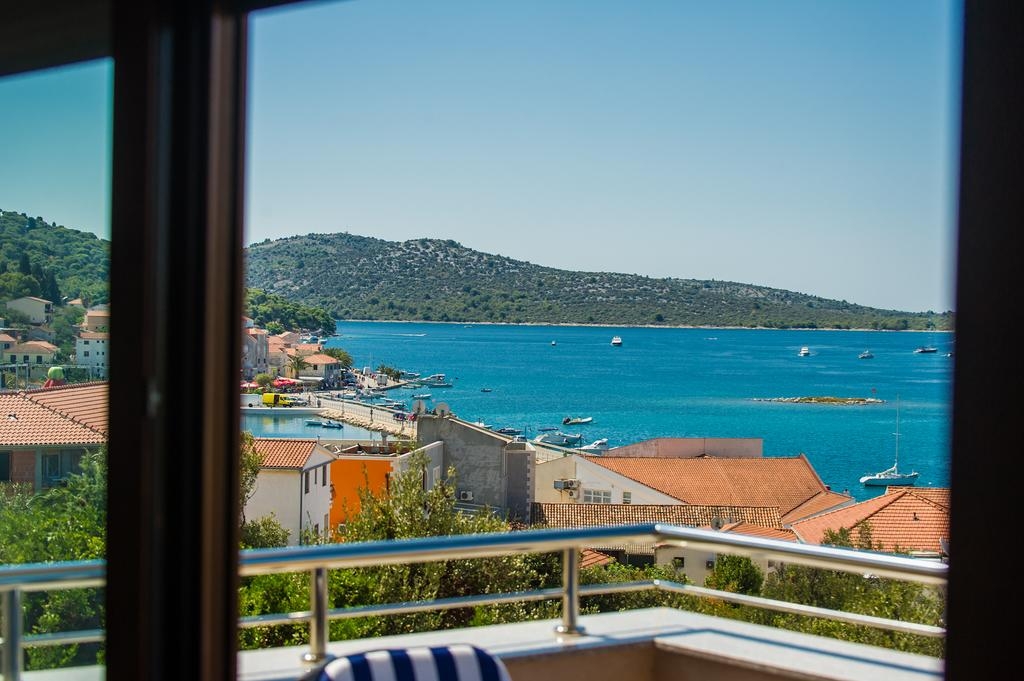 Comfortable and spacious house with terrace and sea view Rogoznica  K