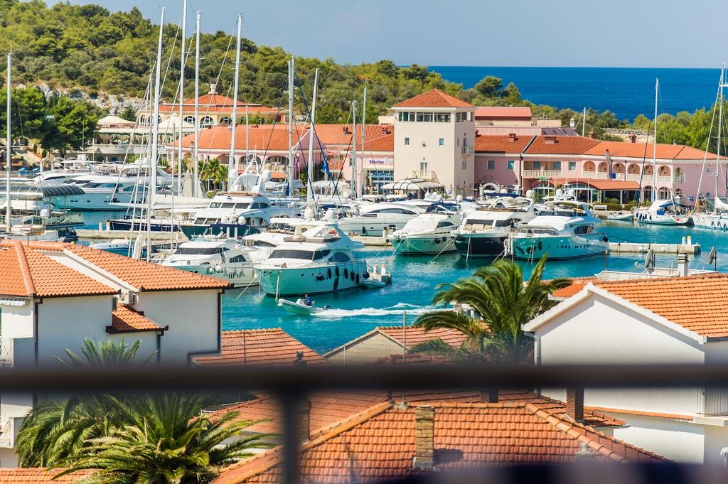 Comfortable and spacious house with terrace and sea view Rogoznica  K