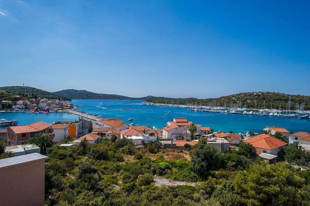 Comfortable and spacious house with terrace and sea view Rogoznica  K