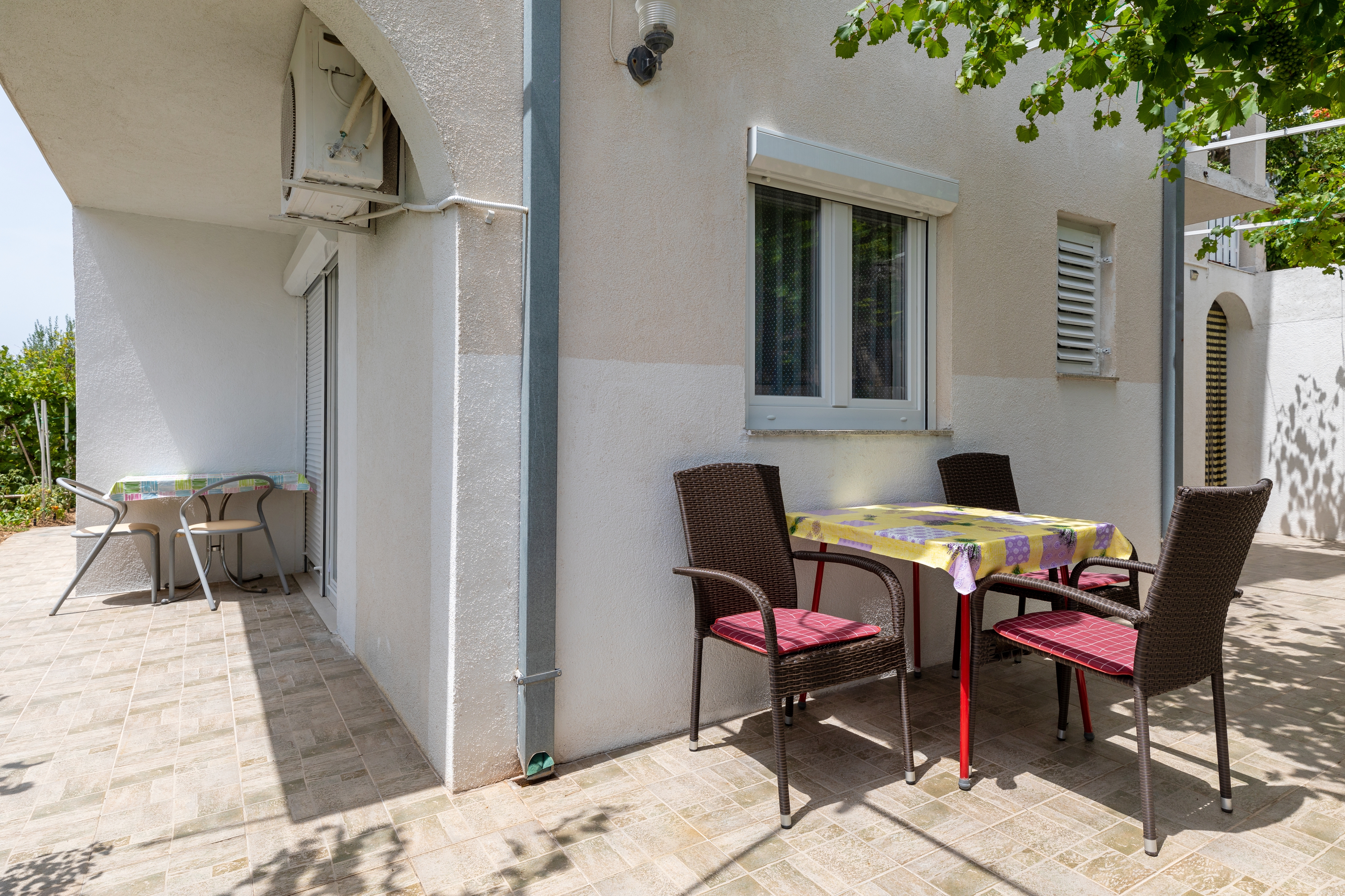 Two bedroom apartment near beach Pisak, Omiš  A-a