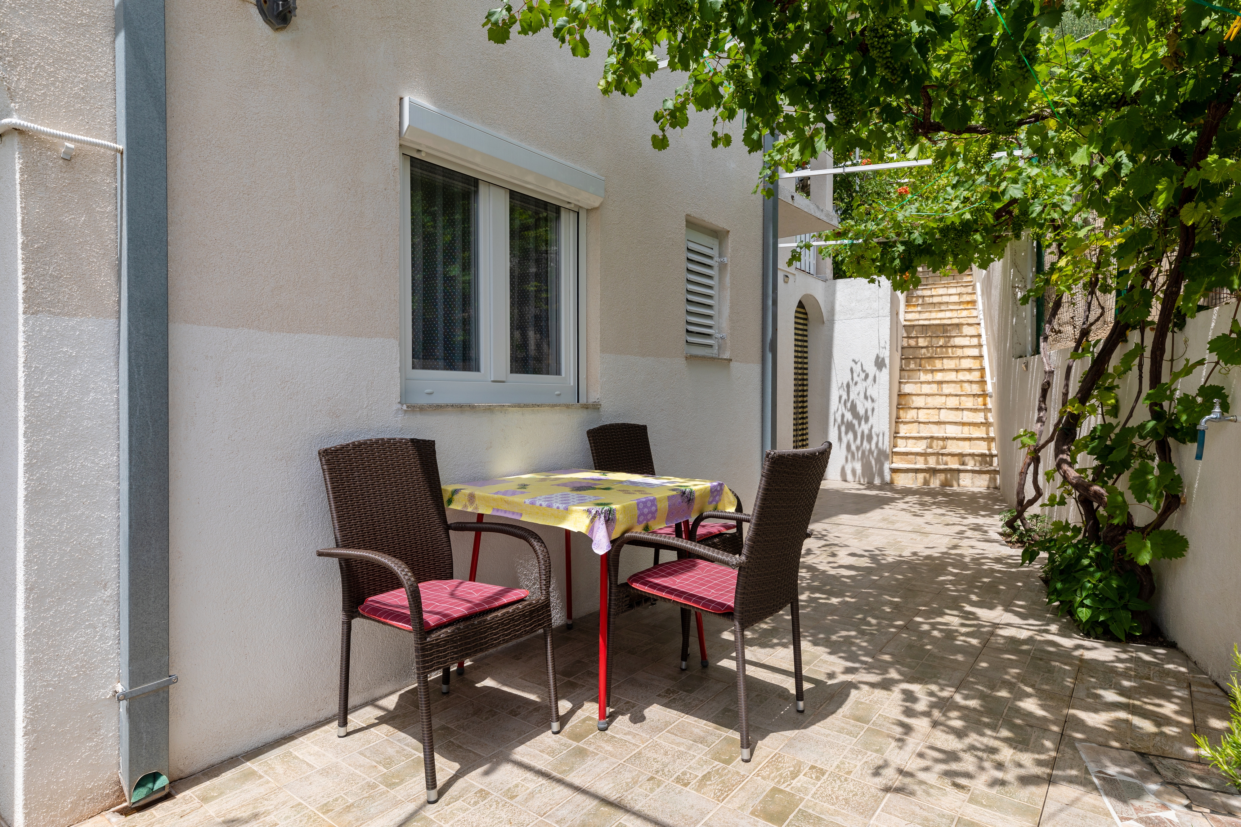 Two bedroom apartment near beach Pisak, Omiš  A-a