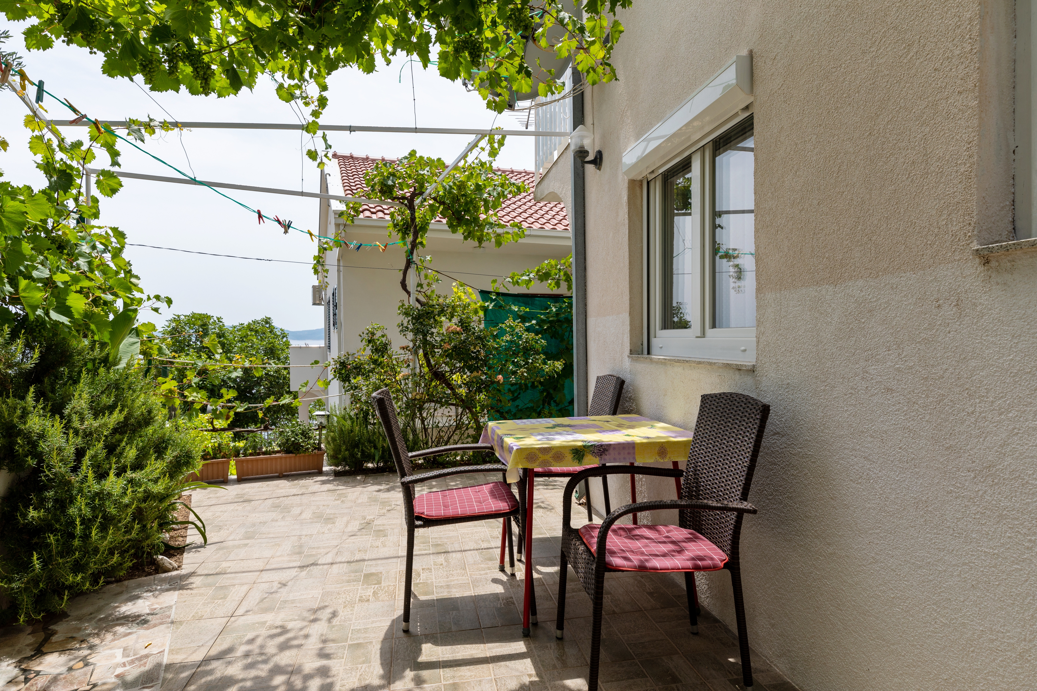 Two bedroom apartment near beach Pisak, Omiš  A-a