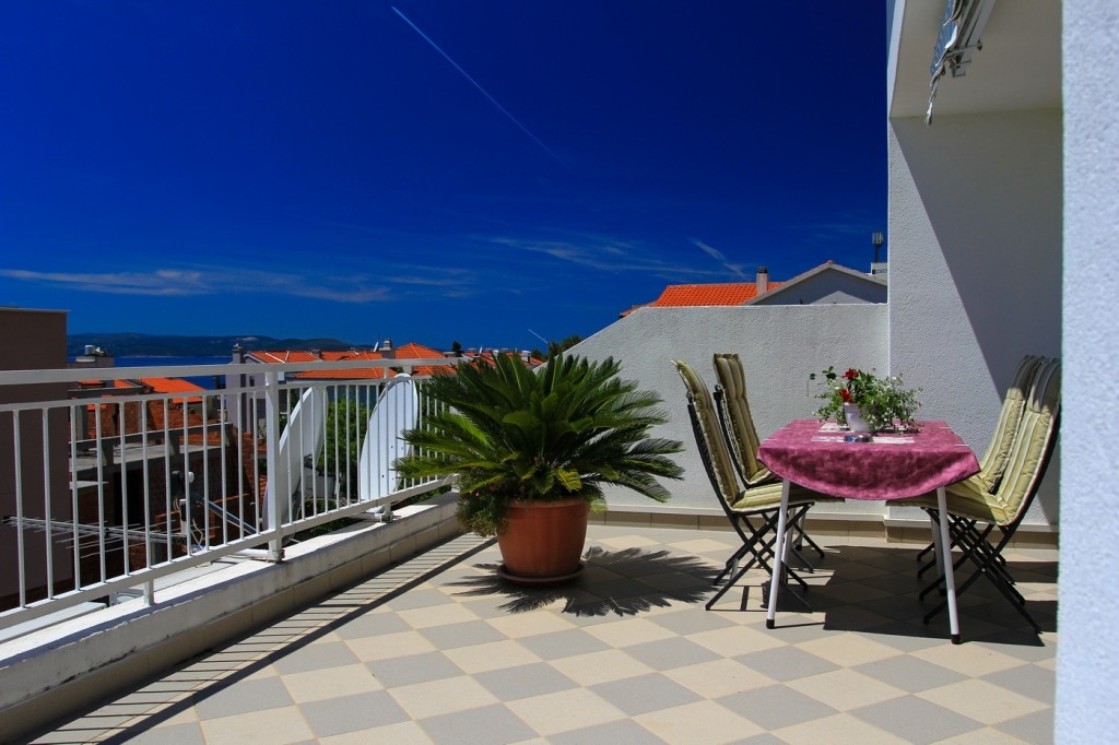 One bedroom apartment with terrace and sea view Makarska (A-15200-c)