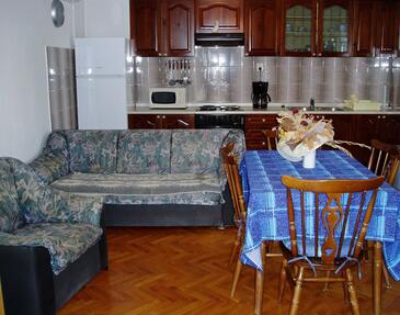 Tribulje, Living room in the apartment, (pet friendly) and WiFi.