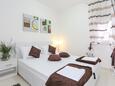 Ložnice Tribunj, Ložnice v ubytování typu studio-apartment, s klimatizací a WiFi.