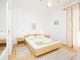 Slaapkamer Stari Grad, Slaapkamer in the studio-apartment, (pet friendly) en WiFi.
