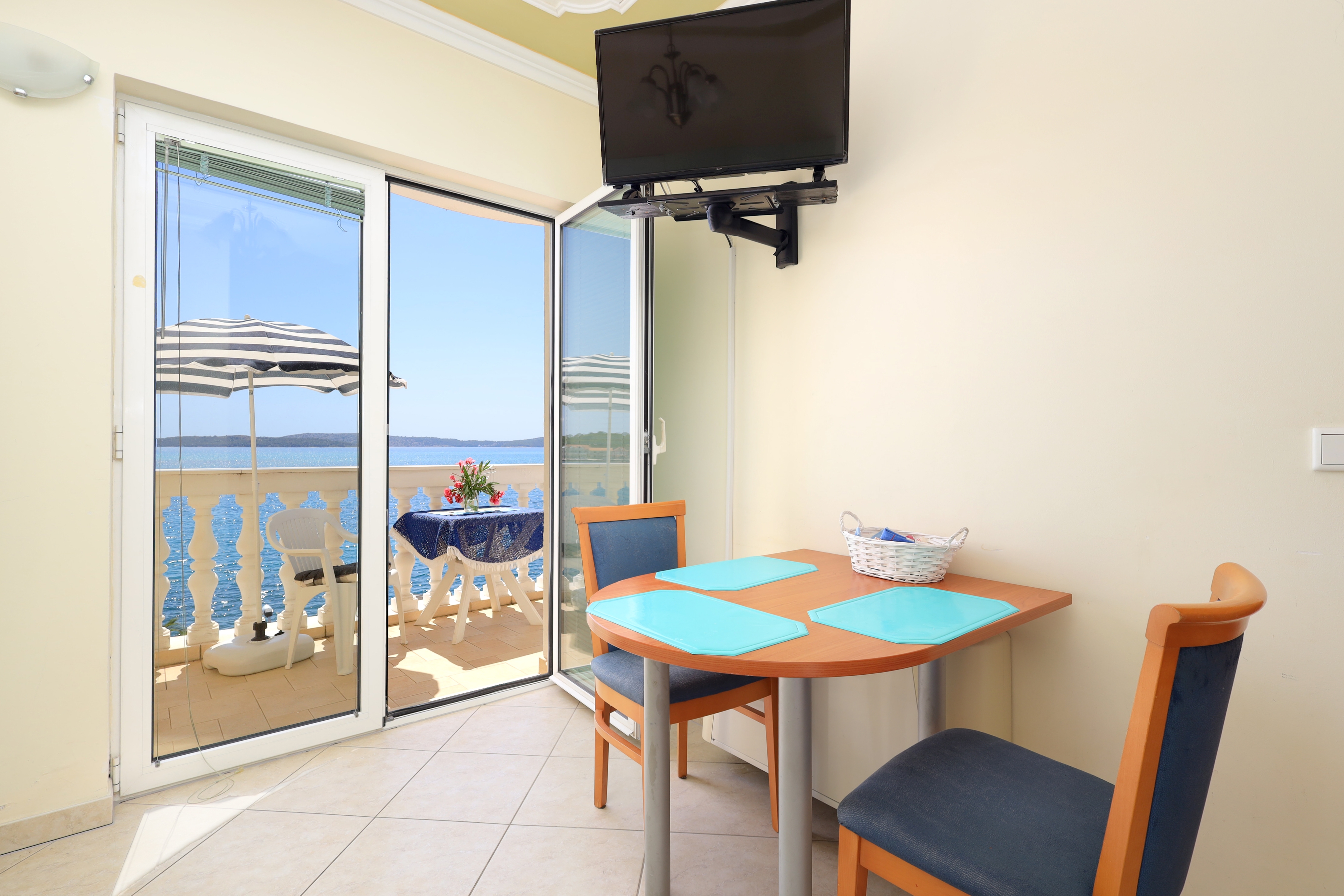 One bedroom apartment near beach Brodarica, Šibenik (A-15270-b)