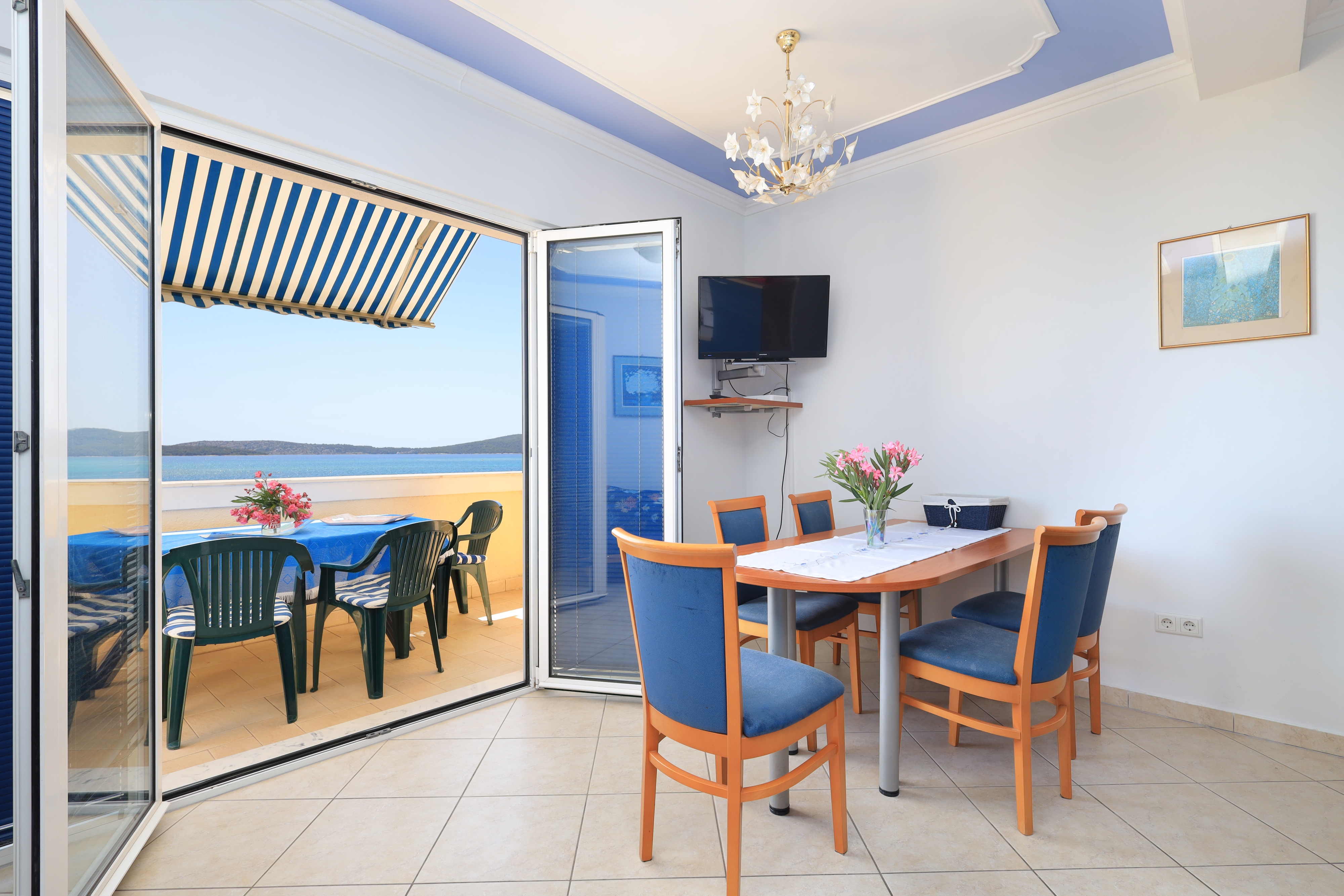 Two bedroom apartment near beach Brodarica, Šibenik (A-15270-c)
