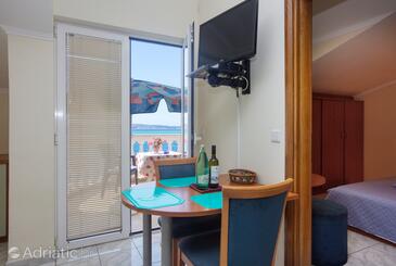 Brodarica, Dining room in the apartment, air condition available and WiFi.