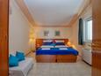 Brodarica, Bedroom in the apartment, air condition available and WiFi.