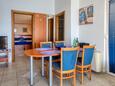 Brodarica, Dining room in the apartment, air condition available and WiFi.