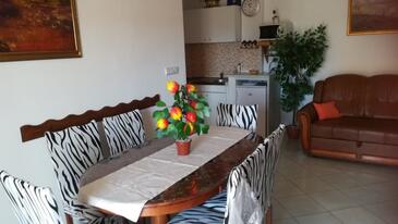 Pirovac, Dining room in the apartment, air condition available and WiFi.