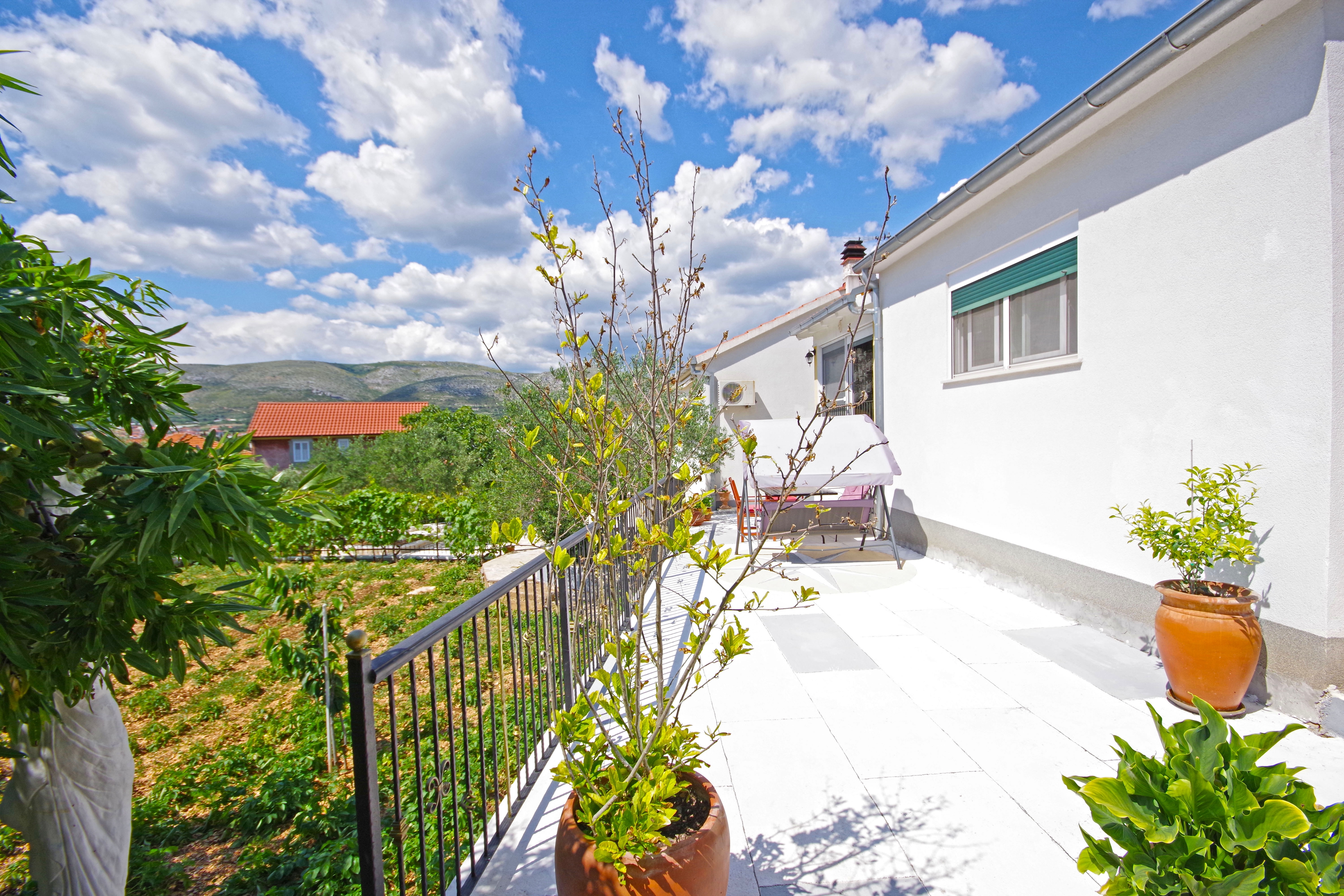 One bedroom house with terrace Trogir  K