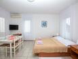Pirovac, Slaapkamer in the studio-apartment, WiFi.