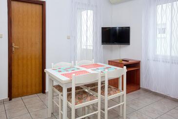Pirovac, Eetkamer in the studio-apartment, air condition available en WiFi.