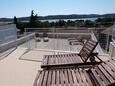Pirovac, Gezamenlijk terras in the apartment, with a sea view en WiFi.