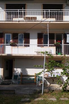 Selce, Crikvenica, Szálláshely 15323 - Apartmanok a tenger közelében kavicsos stranddal.