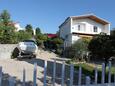 Krk, Krk, Parkeerplaats 15331 - Appartementen with pebble beach.