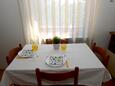 Zadar - Diklo, Comedor in the apartment, air condition available y WiFi.