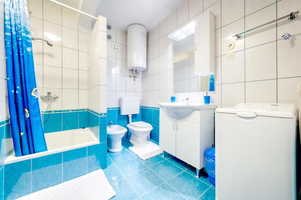 Two bedroom apartment near beach Rukavac, Vis  A-a