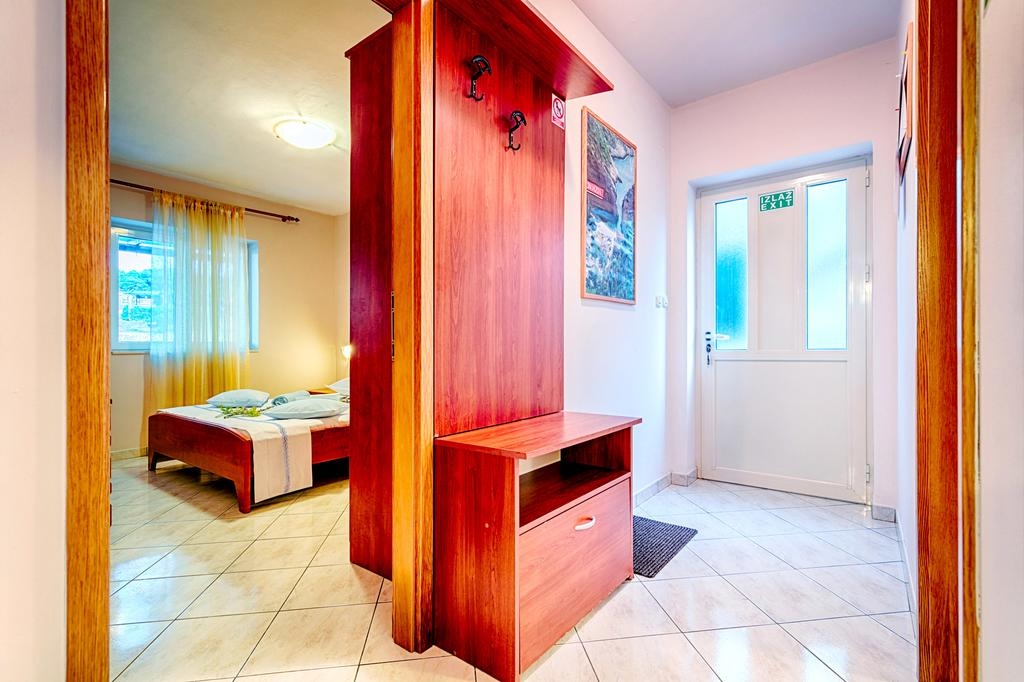 Two bedroom apartment near beach Rukavac, Vis  A-a