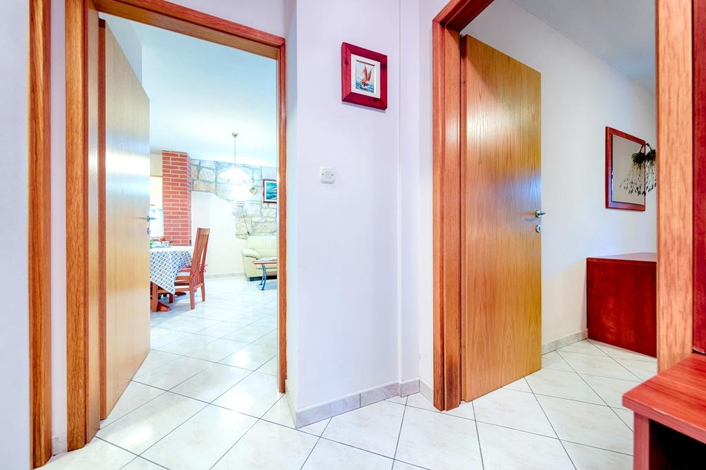 Two bedroom apartment near beach Rukavac, Vis  A-a