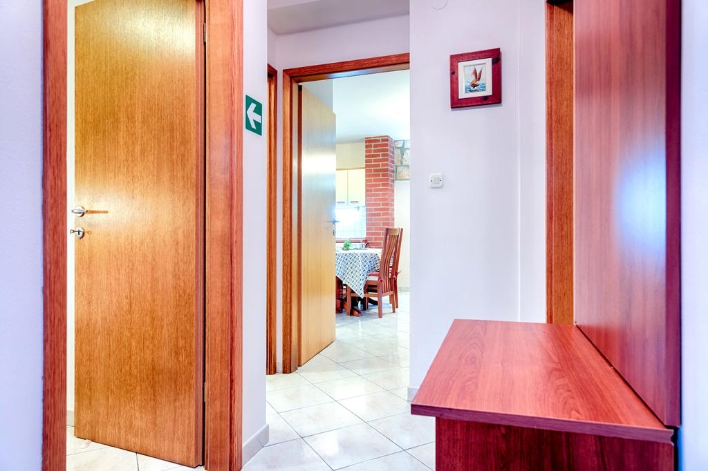 Two bedroom apartment near beach Rukavac, Vis  A-a