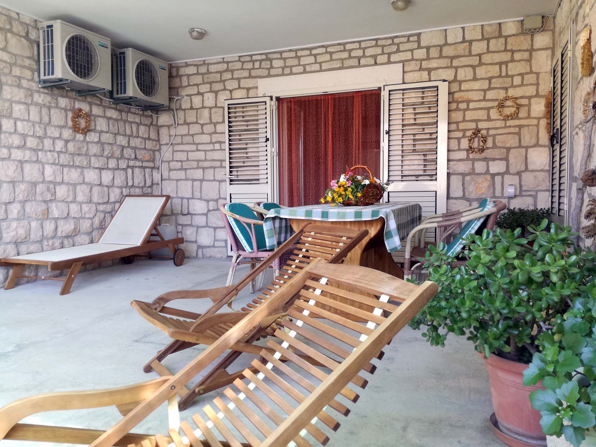 Two bedroom apartment near beach Rukavac, Vis  A-a